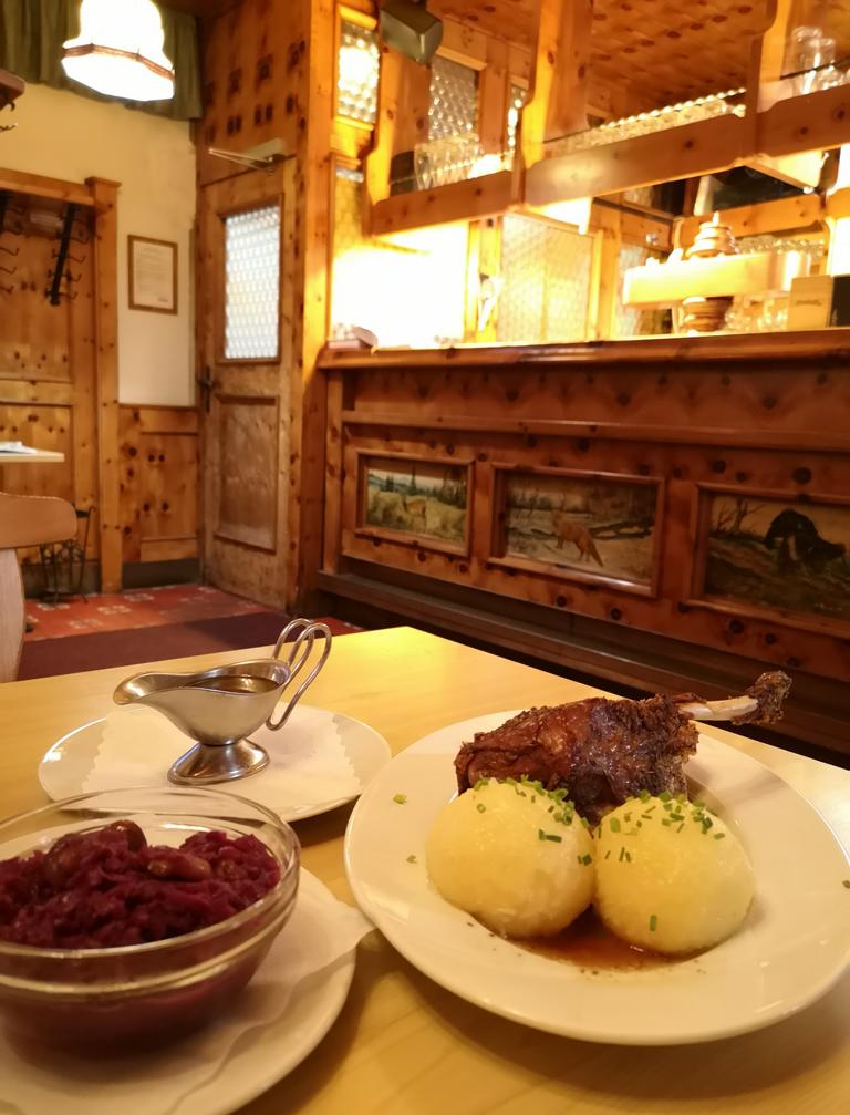 Ein Viertel Gansl mit Maroni-Rotkraut und Erdäpfelknödel