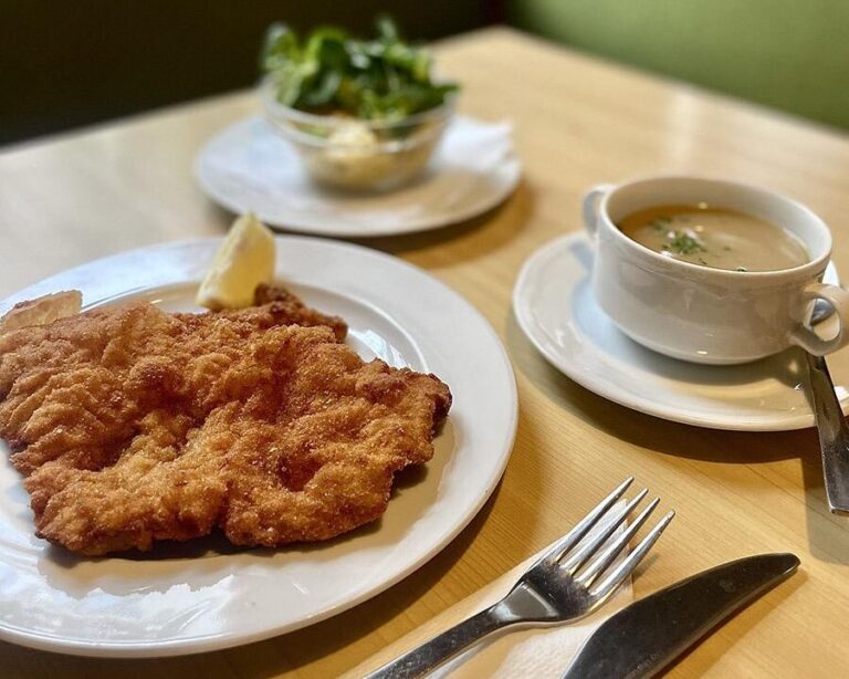 Wiener Schnitzel mit Suppe und Salat